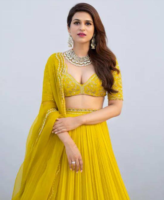 ਸ਼ਰਧਾ ਪੀਲੇ ਰੰਗ ਦੇ ਲਹਿੰਗੇ 'ਚ ਖੂਬਸੂਰਤ ਲੱਗ ਰਹੀ ਹੈ। ਸਟਾਈਲਿਸ਼ ਬਲਾਊਜ਼ ਦੇ ਨਾਲ-ਨਾਲ ਉਹ ਗਲੈਮਰਸ ਟੱਚ ਵੀ ਦਿੰਦੀ ਨਜ਼ਰ ਆ ਰਹੀ ਹੈ।