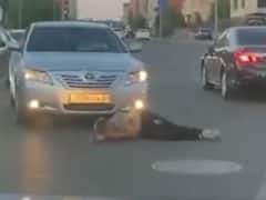 Shocking: चौराहे पर करतब कर रहा था शख्स, तेज रफ्तार कार ने मारी जोरदार टक्कर