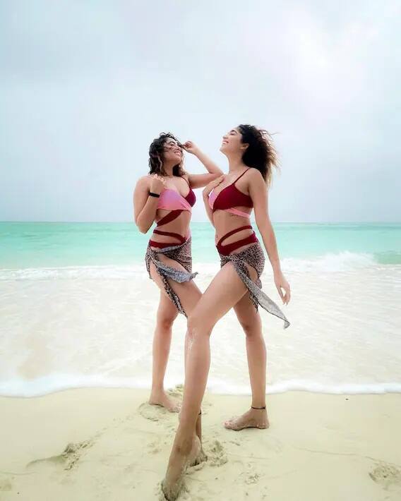 Photos: Who are Surbhi and Samridhi, who have created panic on Instagram with their glamorous pictures.