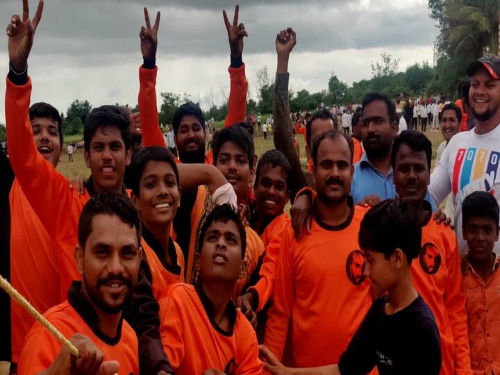 अनेक पिढ्यापासून चालत आलेल्या परंपरा संपूर्ण गावाने मिळून साजऱ्या करायची प्रथा पडलीय म्हणूनच गौराई आणि नागपंचमीच्या निमित्ताने इथे हा वावड्याचा खेळ खेळाला जातो. वावड्यांवर लिहिलेले संदेश आणि घोषणाही आकर्षक असतात. यंदा ईडी सरकार , सत्तेचा बाजार जनता बेहाल , काय झाडी काय डोंगार अशा राजकीय स्लोगनसह शेतकरी राजा , बेटी बचाव , निसर्ग संगोपन असे अनेक प्रकारचे संदेश लक्ष वेधुन घेत होती.