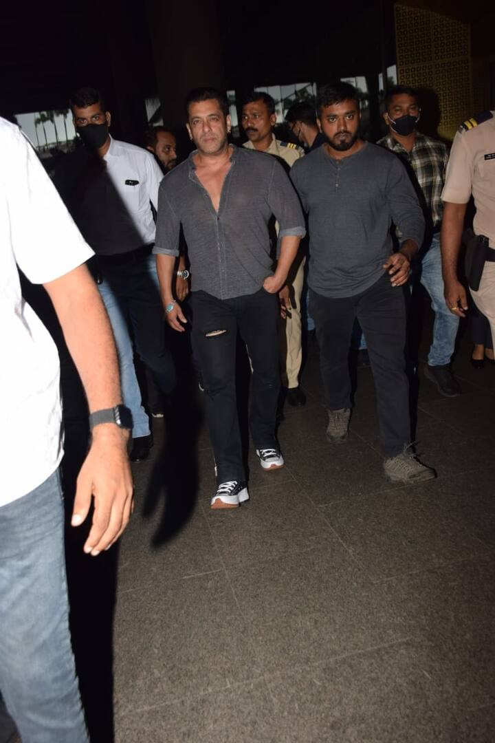 एयरपोर्ट से भाईजान की कुछ तस्वीरें सामने आई हैं जिनमें उनके साथ हर पल रहने वाले बॉडीगार्ड शेरा, कुछ अन्य गार्ड्स और पुलिसवाले भी नज़र आ रहे हैं.
