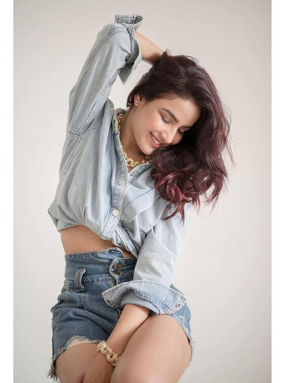 जैस्मिन भसीन की खूबसूरती पर दिल हार बैठेंगे आप