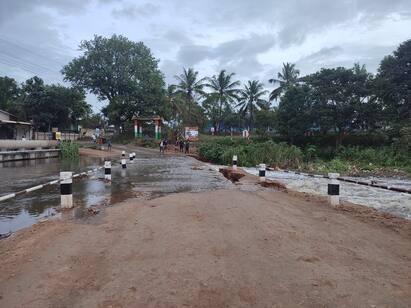 A footbridge damaged by the flooding of the Noyal river in Coimbatore TNN கோவை: நொய்யல் ஆற்று வெள்ளத்தில் சேதமடைந்த தரைப்பாலம்  போக்குவரத்து துண்டிப்பால் வாகன ஓட்டிகள் அவதி