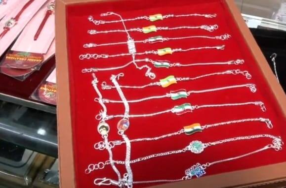 वहीं इस बार बाजारों में तिरंगे के डिजाईन वाली राखियां भी उपलब्ध हैं. जो लोगों का काफी पसंद आ रही हैं.