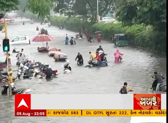 સુરત શહેર થયું જળમય, વરાછાના ગરનાળામાં ફસાયા વાહનો