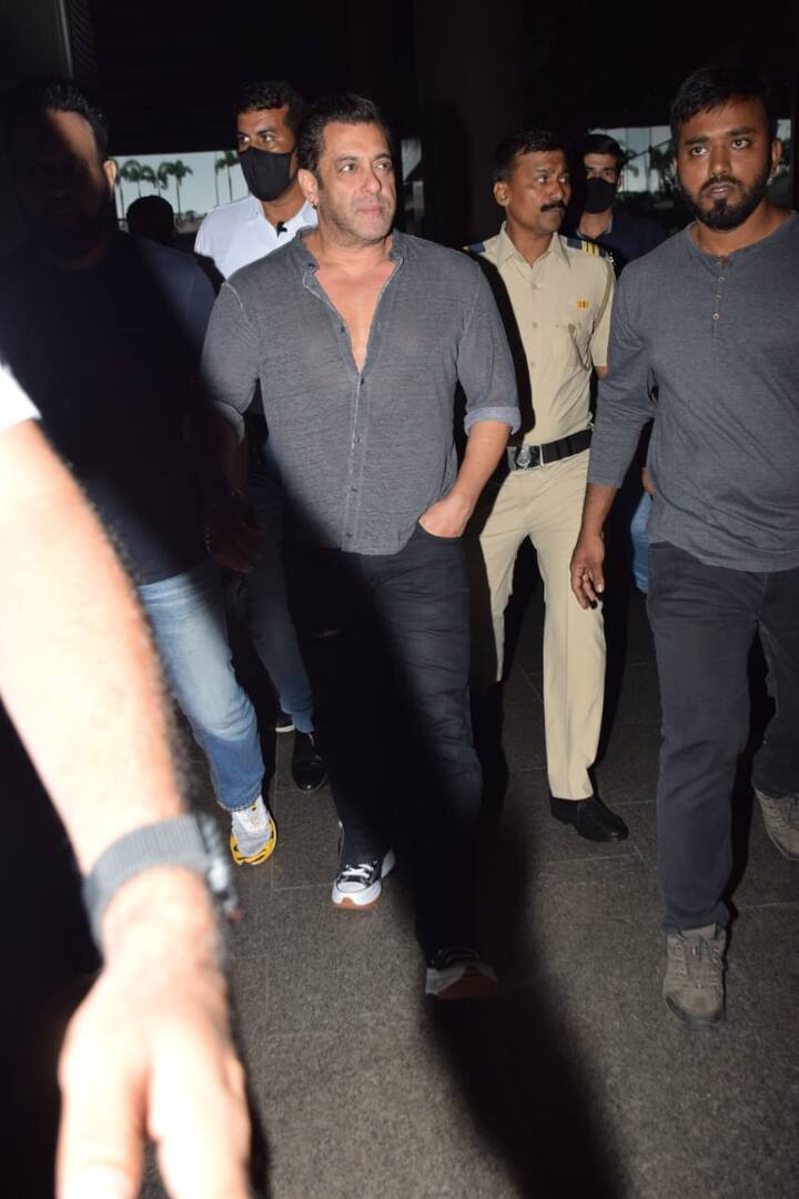 जाने से मारने की धमकी मिलने के बाद सलमान के साथ अक्सर पुलिसवाले नज़र आते हैं. इतना ही नहीं भाई ने कुछ दिन पहले अपने लिए हथियार के लाइसेंस के लिए आवेदन किया था, जिसके बाद उन्हें मुंबई पुलिस ने हथियार रखने का लाइसेंस भी दे दिया है.