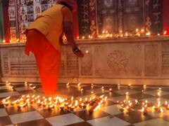 Ayodhya News: हनुमानगढ़ी समेत अलग-अलग स्थानों पर जलाए गए दीपक, कांग्रेस के प्रदर्शन पर महंत ने किए सवाल