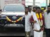 Seeman Toyota Fortuner : கார் வாங்கி பூஜை போட்ட சீமான்.. சமூகவலைதளத்தில் எழும் விமர்சனங்கள்..