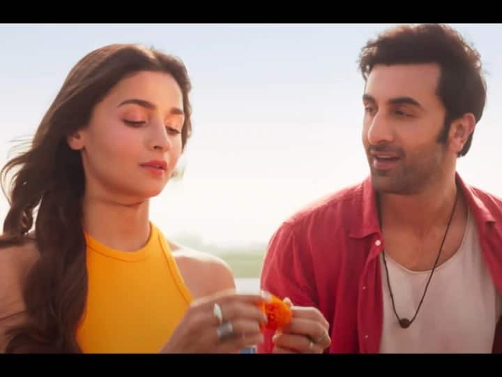 आलिया भट्ट आणि रणबीर कपूरचा 'ब्रम्हास्त्र' सिनेमा सध्या चर्चेत आहे.