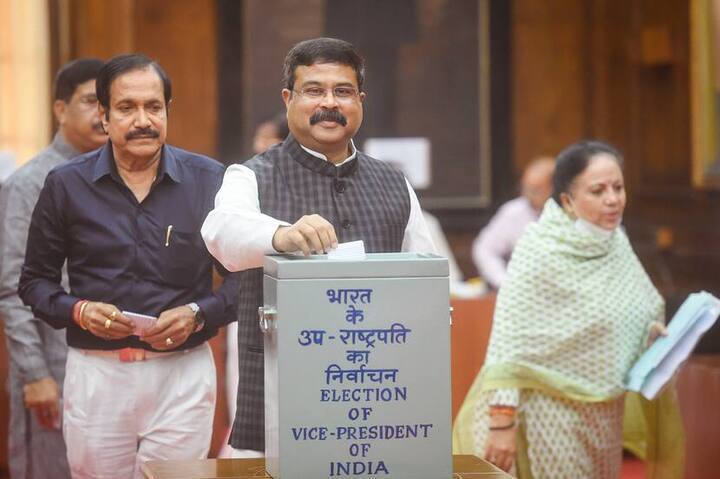 केंद्रीय मंत्री धर्मेंद्र प्रधान वोट डालते नजर आए.