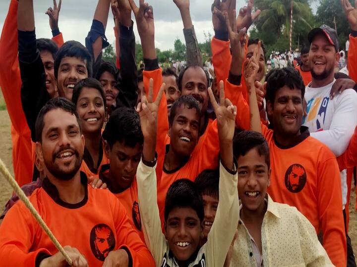 हा आगळा वेगळा रंगीबेरंगी वावड्याचा उंच आकाशातील खेळ पाहण्यासाठी पंचक्रोशीतून नागरिक येत असतात. या खेळातील सांघिक भावना पुढील वर्षभर गावाची एकी अबाधित राखण्यासाठी उपयुक्त ठरते .