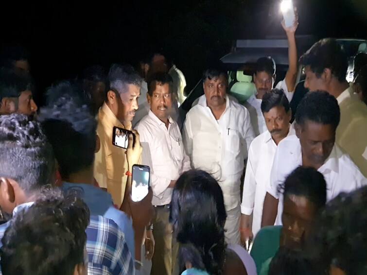 mayiladathurai: MLA came to help the flood affected people at night  local MLA not help வெள்ளம் பாதித்த மக்களுக்கு உதவிய அடுத்த தொகுதி எம்எல்ஏ...சொந்த தொகுதி எம்எல்ஏவை சாடிய  மக்கள்..!