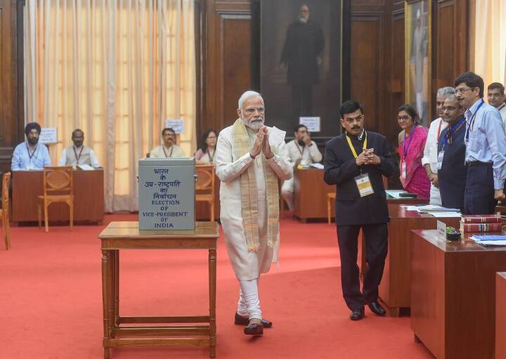उपराष्ट्रपति चुनाव शुरू होते ही प्रधानमंत्री नरेंद्र मोदी संसद भवन पहुंचे और वहां मौजूद लोगों का अभिवादन स्वीकार किया.