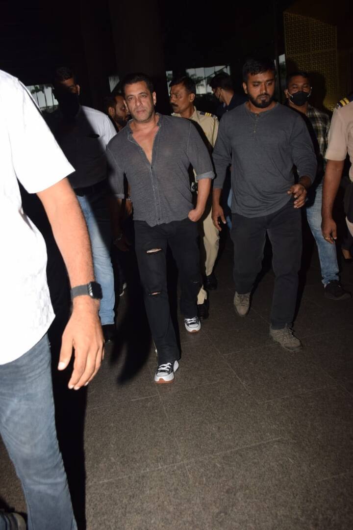 समलान पिछले कई सालों से गैंगस्टर्स के निशाने पर हैं, लेकिन हाल ही में भाईजान की सिक्योरिटी को उस वक्त और सख्त कर दिया गया जब उन्हें और उनके पिता सलीम खान को जान से मारने की धमकी मिली.