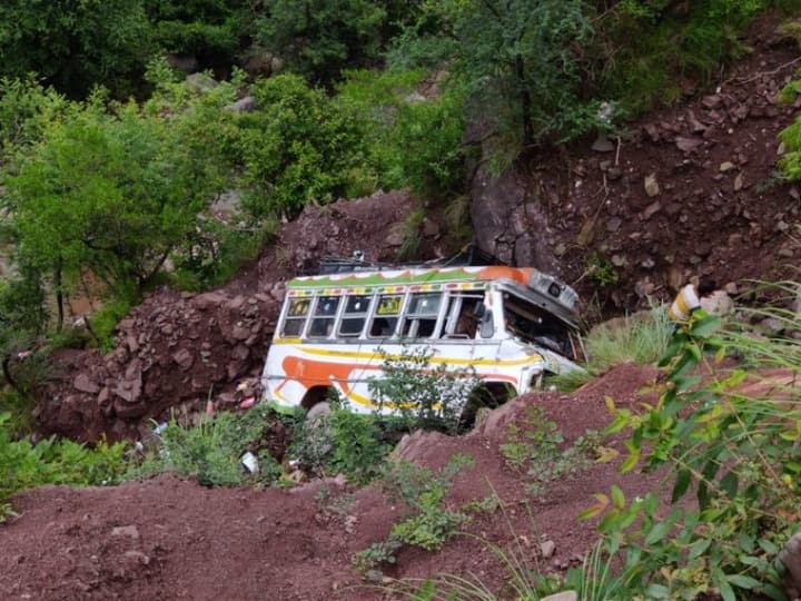 In Udhampur, the mini bus slipped from the road and fell into a deep gorge, 8 students injured in the accident
