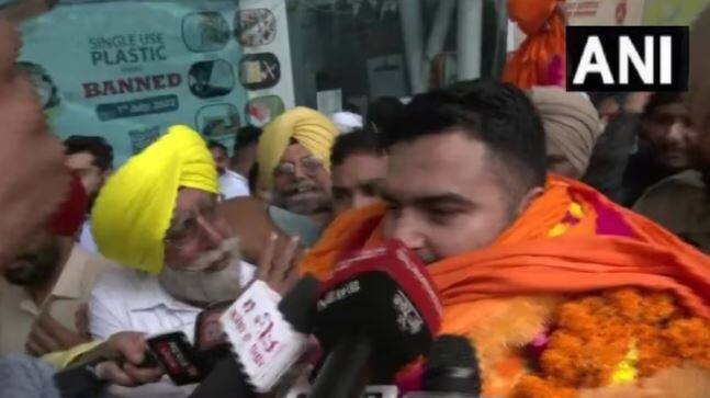 Punjab: Commonwealth Games hero Lovepreet returns to Punjab, welcome with dhol and bhangra Punjab: ਰਾਸ਼ਟਰਮੰਡਲ ਖੇਡਾਂ ਦੇ ਹੀਰੋ ਲਵਪ੍ਰੀਤ ਪਰਤੇ ਪੰਜਾਬ, ਢੋਲ ਤੇ ਭੰਗੜਾ ਨਾਲ ਸਵਾਗਤ