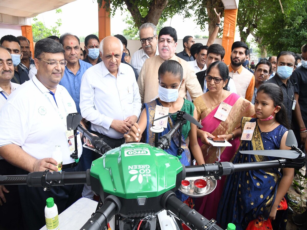 IFFCO Nano Urea Spraying Scheme:  વિશ્વમાં સૌ પ્રથમ વખત ડ્રોન ટેક્નોલોજી દ્વારા ખેતરમાં નેનો યુરિયાના છંટકાવનો ગુજરાતમાં થયો પ્રારંભ