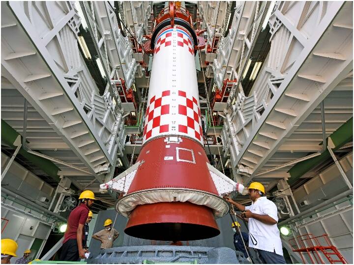 ISRO will launch Small Satellite Launch Vehicle SSLV-D1 on Sunday ANN ISRO SSLV-D1: इसरो अपने पहले एसएसएलवी लॉन्च के लिए तैयार, सैटेलाइट मार्केट पर है नजर