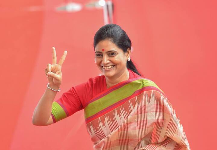 केंद्रीय मंत्री अनुप्रिया पटेल ने भी वोट डालने पहुंचीं और उन्होंने भी विक्टरी साइन दिखाया.