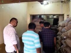 Sultanpur News: गरीबों को बांटने के लिए कोटे पर पहुंचा बदबूदार चावल, जिलाधिकारी से शिकायत के बाद किया गया रिप्लेस