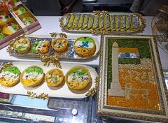 Azadi Ka Amrit Mahotsav: आजादी के अमृत महोत्सव के लिए लखनऊ के बाजार में खास तैयारी, तिरंगे के रंग में सजी मिठाईयां