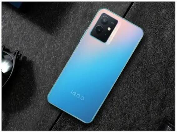 iQoo Z6 5G - આઇક્યૂના આ ફોનમાં 6.58 ઇંચની ફૂલ એચડી ડિસ્પ્લે આપવામાં આવી છે, જે 120Hz રિફ્રેશ રેટની સાથે આવે છે. ફોનમાં સ્નેપડ્રેગન 695 પ્રૉસેસર અને પાંચ લેયર વાળી લિક્વિડ કૂલિંગ સિસ્ટમનો સપોર્ટ આપવામાં આવ્યો છે. ફોનમાં ત્રિપલ રિયર કેમેરા સેટઅપ છે, જે પ્રાઇમરી લેન્સ 50 mp, 2 mpનો મેક્રો અને 2 mpનુ ડેપ્થ સેન્સરની સાથે આવે છે, સાથે જ ફોનમાં 5000mAhની બેટરી અને 18Wનુ ફાસ્ટ ચાર્જિંગ સપોર્ટ આપવામાં આવ્યુ છે. આ ફોનના 4 જીબી રેમની સાથે 128 જીબી સ્ટૉરેજ વેરિએન્ટની કિંમત 15,499 રૂપિયા છે.