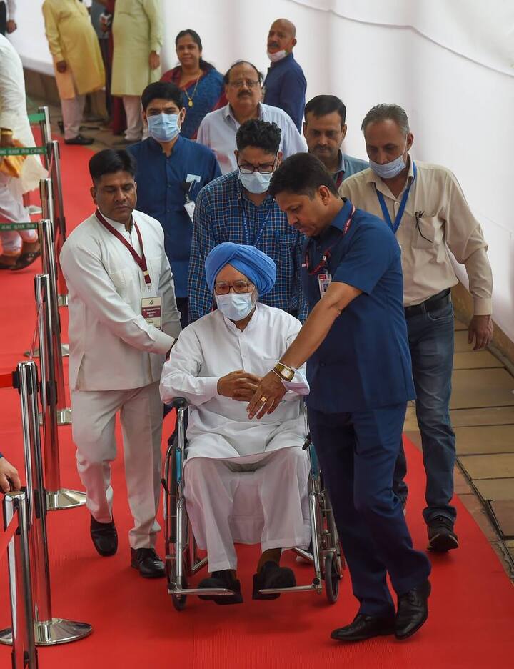 पूर्व प्रधानमंत्री मनमोहन सिंह व्हील चेयर पर वोट डालने पहुंचे.