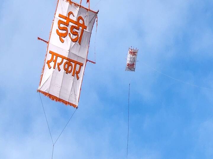 या वावड्या हवेत सोडणे देखील एक कला असते. वाऱ्याचा झोत आणि दिशा याचा विचार करून मोकळया रानात एका वावडीसाठी 40 ते 50 तरुण झटत असतात. काही वावडी धरून काही त्याची शेपटी हातात धरून थांबतात.