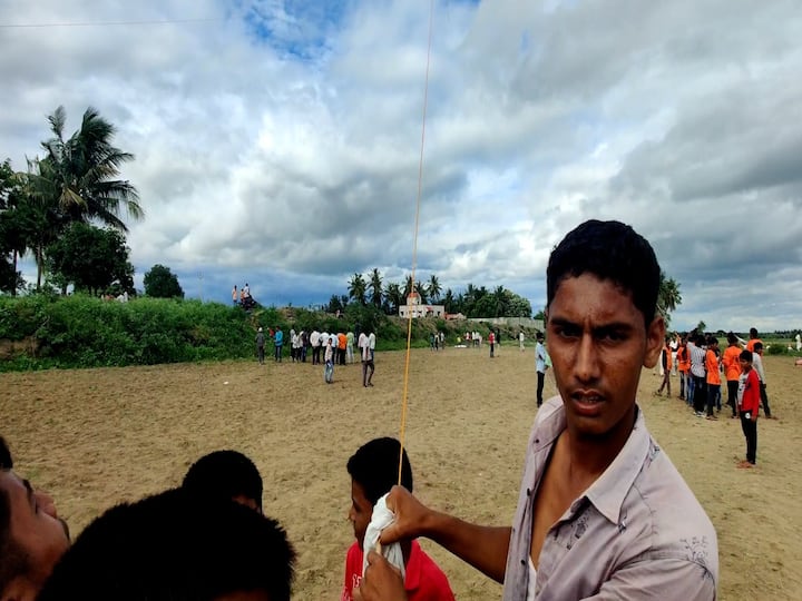 निमगावच्या आकाशात सायंकाळी सहा पर्यंत 200 पेक्षा जास्त रंगीबेरंगी वावड्या वाऱ्याशी स्पर्धा करीत उंच आकाशात उडू लागल्या होत्या. यातही काहींना अपयश येत होते तर काहींचे जवळपास 500 फुटापेक्षा जास्त उंचावर जाऊन स्थिर झाल्या होत्या. या विविध रंगांच्या वावड्यामुळे निमगाव परिसरातील आकाश रंगीबेरंगी बनून गेले होते.