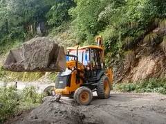 Mussoorie: मसूरी हाथीपांव मार्ग पर भारी भूस्खलन के बाद सड़क हुई बंद, लोगों को करना पड़ रहा दिक्कतों का सामना