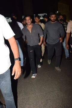 ਟਾਈਟ ਸਕਿਉਰਟੀ ਵਿਚਾਲੇ ਦੁਬਈ ਤੋਂ ਮੁੰਬਈ ਪਰਤੇ ਸਲਮਾਨ ਖਾਨ, ਏਅਰਪੋਰਟ `ਤੇ ਇਸ ਲੁੱਕ `ਚ ਆਏ ਨਜ਼ਰ