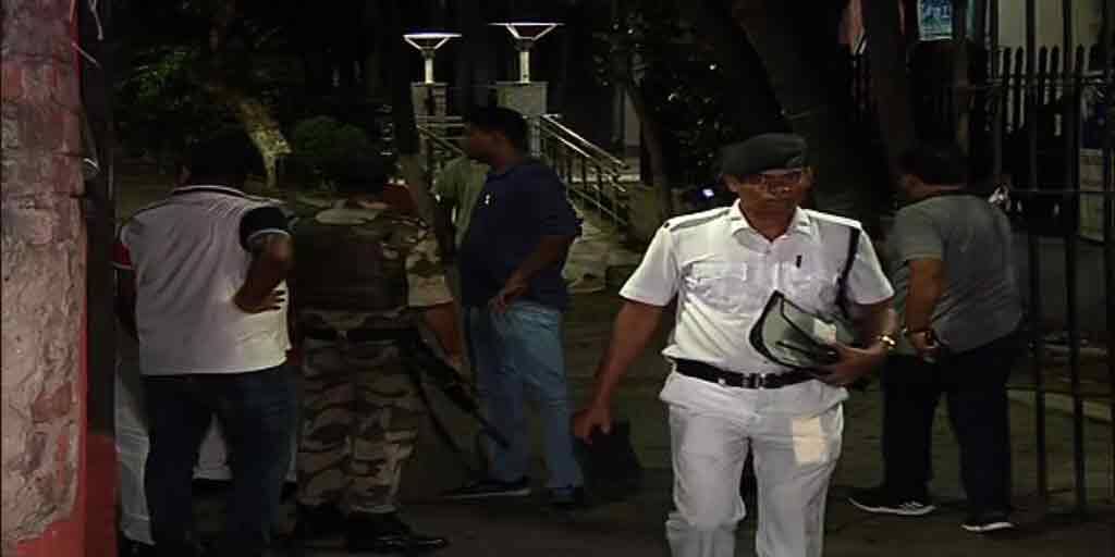 Kolkata Park street at least one dead several injured 25 round bullets fired Park Street Shootout: ২০ থেকে ২৫ রাউন্ড এলোপাথাড়ি গুলি, কমপক্ষে একজনের মৃত্যু, ভরসন্ধেয় রণক্ষেত্র পার্ক স্ট্রিট