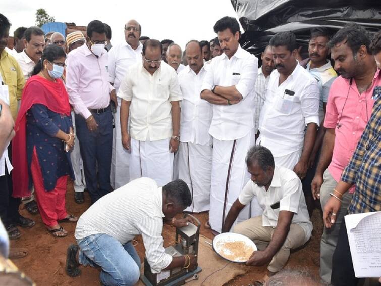 Minister Chakrapani inspected the open paddy storage warehouse at Thanjavur  TNN ஒரு நெல்மணி கூட சேதம் அடையக்கூடாது என்பதுதான் முதல்வரின் எண்ணம் - அமைச்சர் சக்கரபாணி