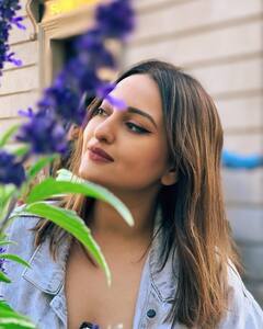 Sonakshi Sinha Pics: लंदन ट्रिप का लुत्फ उठा रही हैं सोनाक्षी सिन्हा, तस्वीरों में दिखा कूल अंदाज