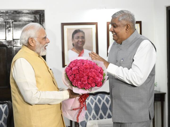 PM Narendra Modi congratulates Jagdeep Dhankhar on being elected Vice President will take oath on July 11 Vice President Election Result: पीएम मोदी ने उपराष्ट्रपति चुने जाने पर जगदीप धनखड़ को मिलकर दी बधाई, 11 अगस्त को लेंगे शपथ