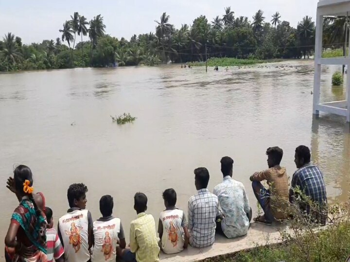 சீர்காழி: ஆபத்தை உணராமல் கொள்ளிடம் ஆற்று வெள்ளத்தில் ஆட்டம் போடும் இளைஞர்கள்..!