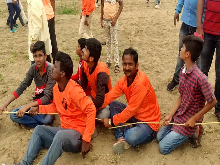दोरा व सुतळीच्या साह्याने ही आयताकृती प्रतिमा तयार झाल्यानंतर त्यास वरून डिंक किंवा चिकट पदार्थाच्या साह्याने एक फेटा किंवा धोतराचे कापड लावून वरून एक रंगीबेरंगी कागद लावला जातो. यावर सामजिक संदेश रंगविला जातो. या वावडीस मंगळसूत्र असते, ज्या दोरीच्या साह्याने वावडी हवेत जाते, त्याला मंगळसूत्र म्हणतात.
