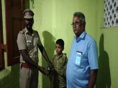 நாய்களிடம் சிக்கிக்கொண்ட மயில்.. காப்பாற்றி காவல் நிலையத்தில் ஒப்படைத்த சிறுவனுக்கு குவியும் பாராட்டுக்கள்..