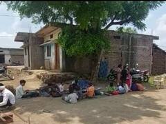 Khargone News: खरगोन में कैसे पढ़ें आदिवासी बच्चे? स्कूल की छत जर्जर होने से पेड़ के नीचे लग रही क्लास