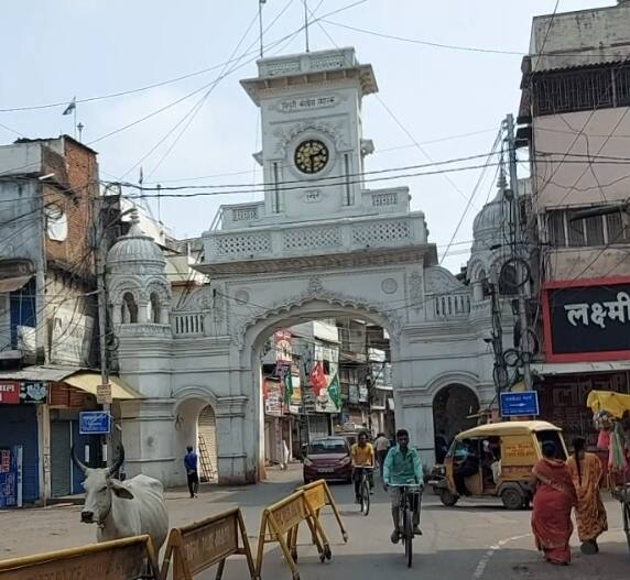 जबलपुर का त्रिपुरी इलाका जिस तरह कलचुरी कालीन शिल्पकलाओं के लिए मशहूर है, ठीक उसी तरह आजादी के लिए संघर्ष में भी इसका महत्वपूर्ण स्थान है. नर्मदा नदी के तिलवारा घाट के पास स्थित त्रिपुरी में साल 1939 में कांग्रेस का 52वां अधिवेशन आयोजित हो रहा था.