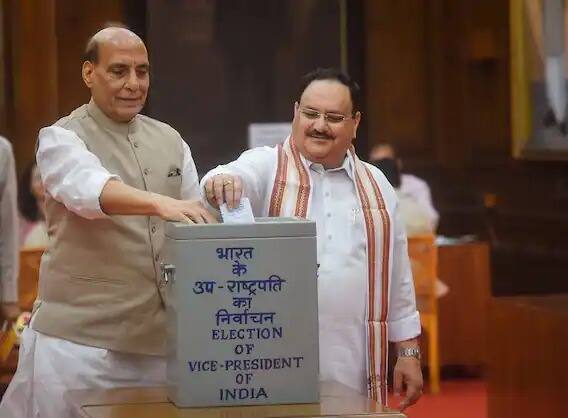 ਰੱਖਿਆ ਮੰਤਰੀ ਰਾਜਨਾਥ ਸਿੰਘ ਅਤੇ ਭਾਜਪਾ ਪ੍ਰਧਾਨ ਜੇਪੀ ਨੱਡਾ ਨੇ ਆਪਣੀ ਵੋਟ ਪਾਈ।