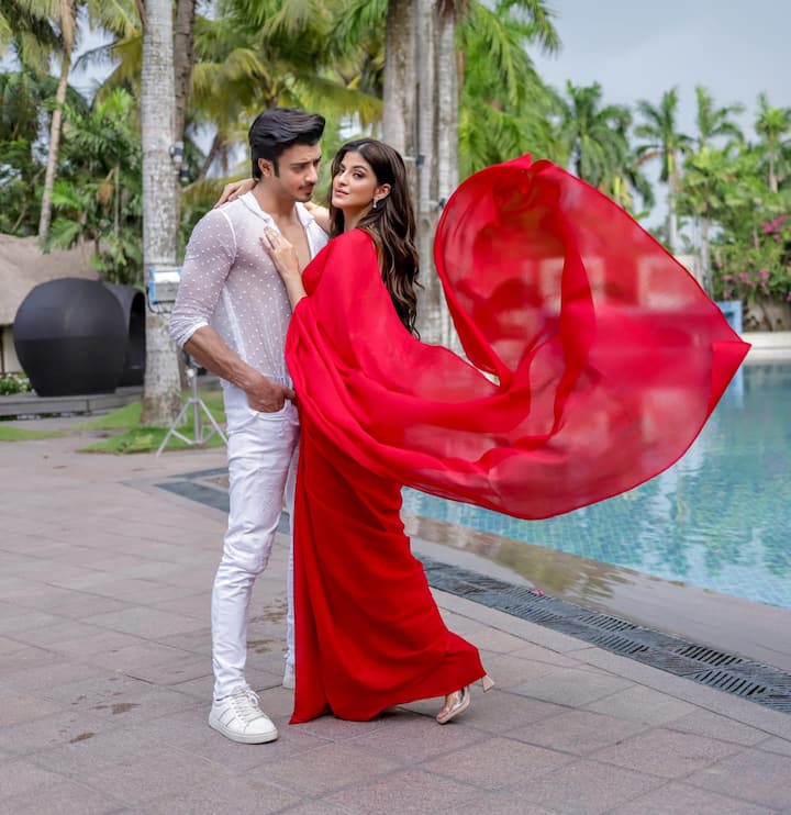 প্রেমের গান (love song) তৈরিতে একত্রিত হল তিন দেশের সঙ্গীতশিল্পীরা। তৈরি হল প্রেমের ব্যালাড 'হয়ে আছি তোর' (Hoye Acchi Tor)। জোনাই সিংহ (Jonai Singh) ও 'জেএসই মিউজিক' (JSE Music) তাদের সর্বশেষ বাংলা অরিজিন্যাল গান রিলিজ করেছে।