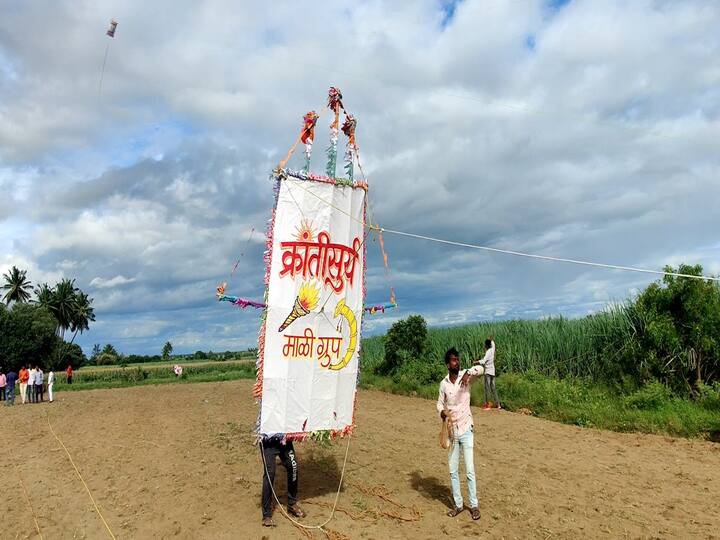 इतक्या मोठ्या आणि वजनदार वावड्यासाठी 5 सेंटीमीटर जाडीची नायलॉन दोरी किंवा म्हशीला बांधायचा कासरा वापरण्यात येतो. वावड्या उडवणाऱ्या तरुणाईला प्रोत्साहन देण्यासाठी मैदानात हलग्या , पिपाण्या , शिंगाडे , डफ यांचा गजर चालू होता