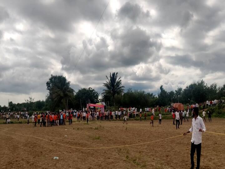 वावड्या उडविणे या शब्दाचा मराठी अर्थ तसा अफवा पसरविणे किंवा थापा मारणे असा असला तरी ज्यावरून हा शब्द रूढ झाला तोच हा वावड्याचा खेळ होय. आपल्या देशात सर्वत्रच पतंग उडविले जातात, मात्र वावड्या ही भानगड फारच वेगळी आहे. वावडी म्हणजे भले मोठे म्हणजे 5 फुटापासुन 30 फुटापर्यंतचे अजस्त्र पतंग.