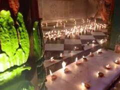 Hanuman Garhi Temple: राम मंदिर के शिलान्यास को पूरे हुए दो साल, संतो ने हनुमान गढ़ी मंदिर को 11 सौ दीयों से सजाकर मनाया जश्न, देखें तस्वीरें