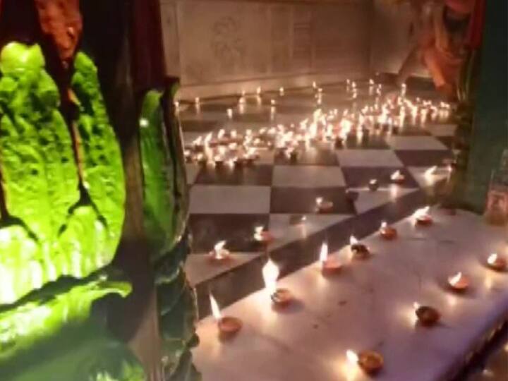 Ram Mandir News: यूपी की रामनगरी यानि अयोध्या (Ayodhya) में बीते दिन राम मंदिर (Ram Mandir) के शिलान्यास के 2 साल पूरे होने की खुशी में हनुमान गढ़ी मंदिर (Hanuman Garhi Temple) को दीयों से सजाया गया. इस मौके पर मंदिर में करीब 11 सौ मिट्टी के दीये जलाए गए.