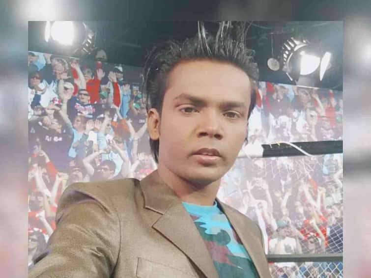 Police stops Bangladeshi singer Hero Alom from rendering classic songs Hero Alom : ‘तू खूप वाईट गातोस बाबा! पुन्हा गाणं म्हटलंस तर...’, बांग्लादेशचा स्टार ’हिरो अलोम’ पोलिसांच्या ताब्यात!