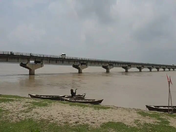 Gonda Uttar Pradesh increase in water level of Ghaghra river problems of people of banks increased ANN Gonda News: खतरे के निशान के करीब बह रही घाघरा नदी, आसपास बसे गांवों के लोगों की बढ़ी मुश्किलें