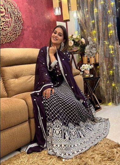 ਟੀਵੀ ਸੀਰੀਅਲ 'ਸਸੁਰਾਲ ਸਿਮਰ ਕਾ' 'ਚ ਸਿਮਰ ਦਾ ਕਿਰਦਾਰ ਨਿਭਾਉਣ ਵਾਲੀ ਦੀਪਿਕਾ ਕੱਕੜ ਨੇ ਜਦੋਂ ਸ਼ੋਅਬਿਜ਼ ਦੀ ਦੁਨੀਆ 'ਚ ਐਂਟਰੀ ਕੀਤੀ ਸੀ ਤਾਂ ਉਸ ਦਾ ਵਿਆਹ ਹੋ ਗਿਆ ਸੀ। ਦੀਪਿਕਾ ਦਾ ਪਹਿਲਾ ਵਿਆਹ ਰੌਨਕ ਮਹਿਤਾ ਨਾਂ ਦੇ ਵਿਅਕਤੀ ਨਾਲ ਹੋਇਆ ਸੀ ਜੋ ਪਾਇਲਟ ਸੀ। ਅਦਾਕਾਰੀ ਦੀ ਦੁਨੀਆ 'ਚ ਆਉਣ ਤੋਂ ਪਹਿਲਾਂ ਅਭਿਨੇਤਰੀ ਨਾ ਸਿਰਫ ਵਿਆਹੀ ਹੋਈ ਸੀ ਸਗੋਂ ਏਅਰ ਹੋਸਟੈੱਸ ਵੀ ਸੀ।