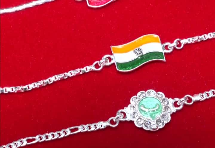 Lucknow News: देश में रक्षाबंधन (Rakshabandhan) के त्योहार की धूम मची है.इस साल ये त्योहार 11 अगस्त को मनाया जाएगा. वहीं उत्तर प्रदेश (Uttar Pradesh) के लखनऊ (Lucknow) शहर के सभी बाजार नए-नए डिजाईन की राखियों से सज चुके हैं. वहीं इस बार मार्केट में तिरंगे (Tiranga) के डिजाईन वाली राखियां भी नजर आ रही हैं. जो लोगों के बीच काफी सुर्खियां बटोर रही हैं.